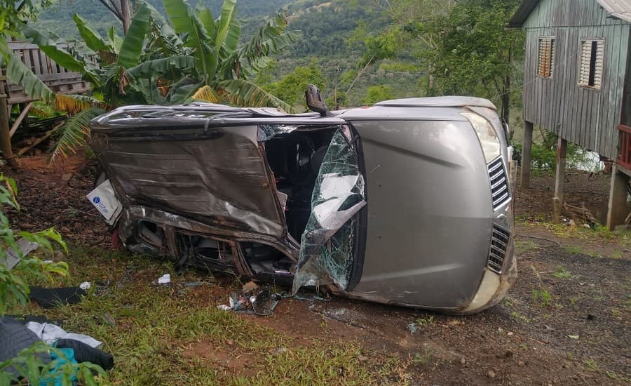 Veículo saiu da pista e capotou (Foto: Polícia Militar Rodoviária)