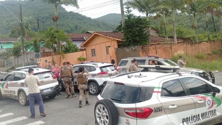 Várias viaturas foram mobilizadas para encontrarem menores (Foto: Polícia Militar)
