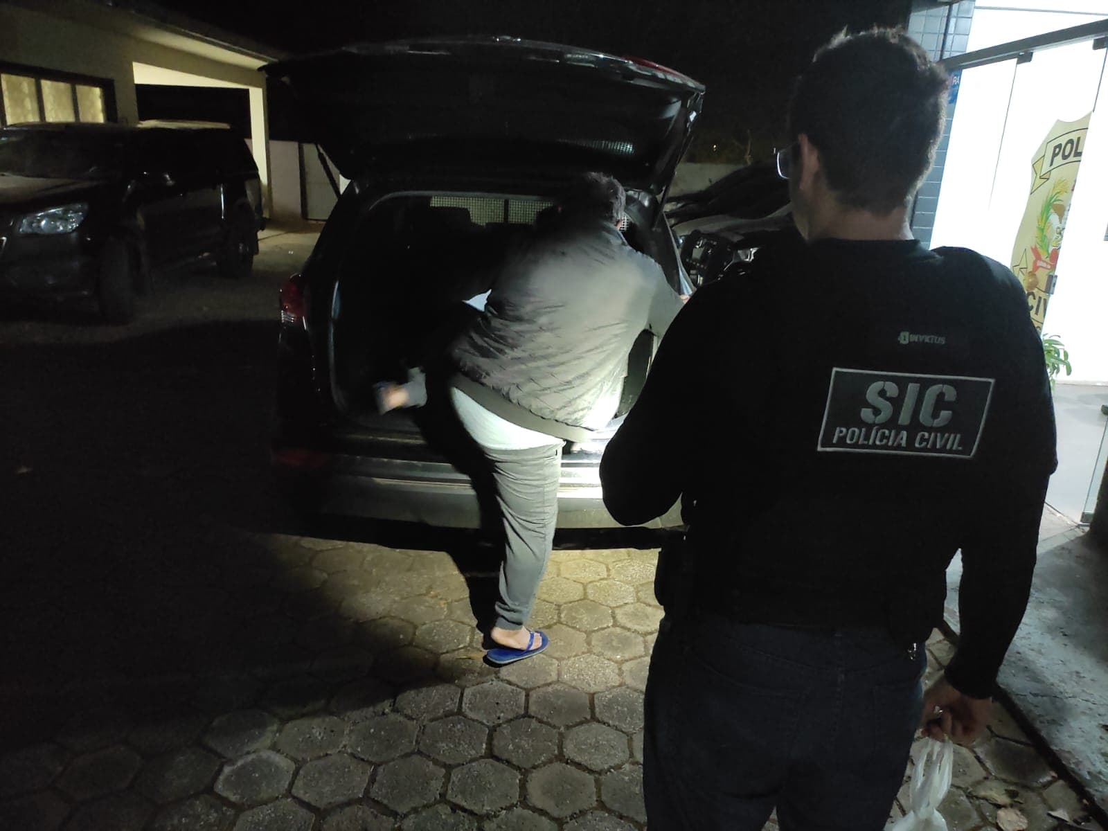 Momento que preso deixa a viatura (Foto: Polícia Civil)