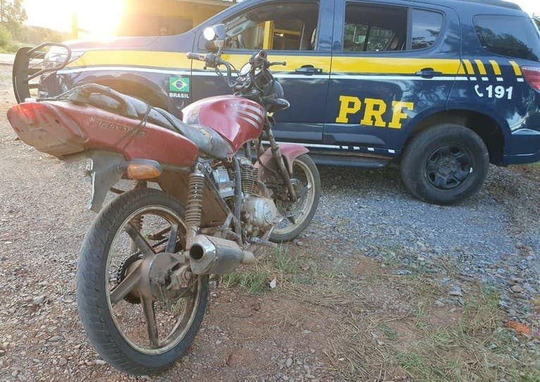 Moto foi abordada por agentes (Foto: PRF)