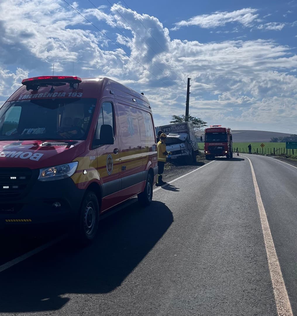 Colisão na zona rural de Cunha Porã resulta em motorista ferido (Foto: Divulgação CBM)