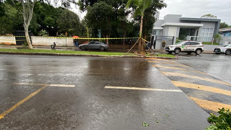 O carro estava estacionado na Avenida Espírito Santo (Foto: Felipe Eduardo )