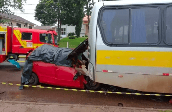 Motorista bateu em ônibus escolar que estava estacionado (Foto: Corpo de Bombeiros)