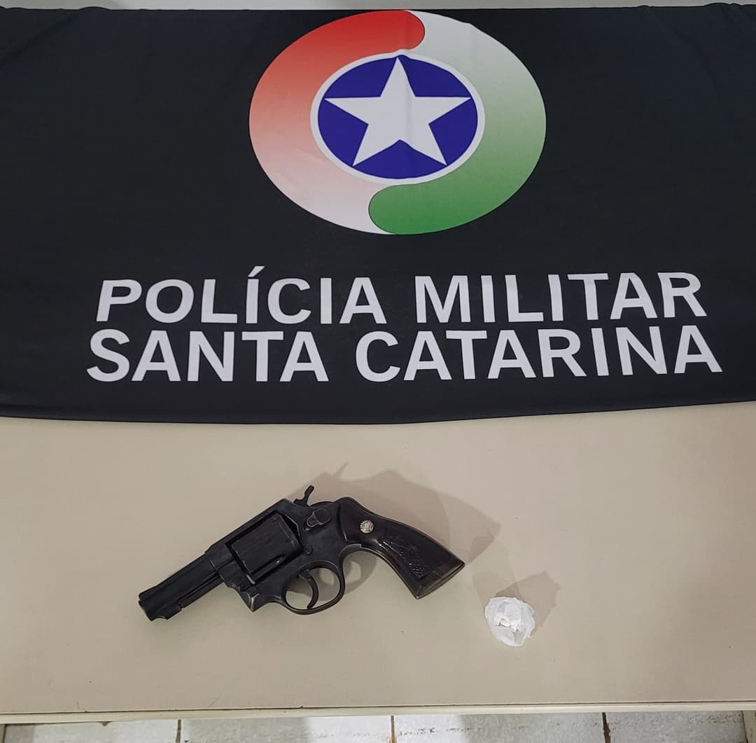Droga e arma foram apreendidas e os três homens foram presos (Foto: PMRv)