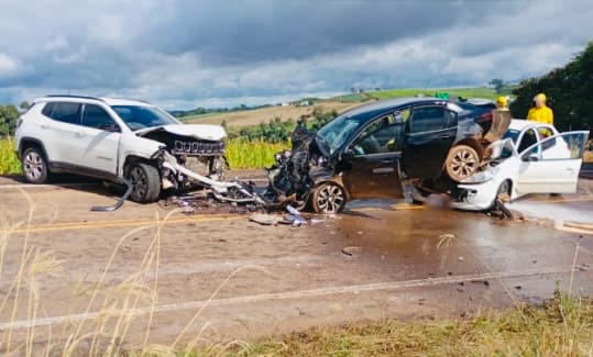 Batida frontal mobilizou várias equipes de emergência (Foto: Divulgação)