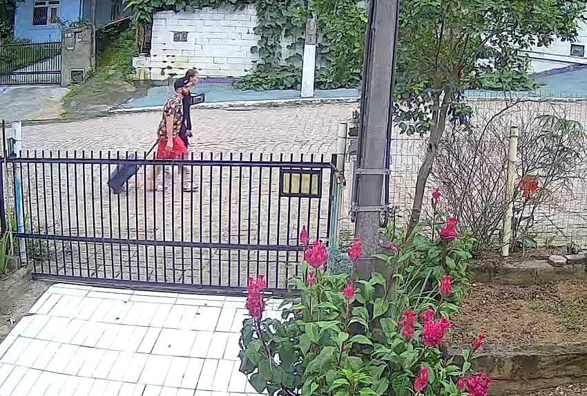 Momento em que mãe e padrasto abandonam mala onde estava corpo de menina (Foto: Redes Sociais)