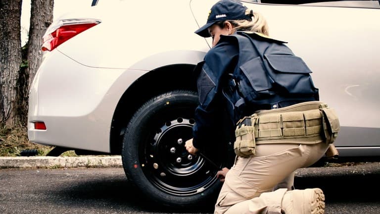 Troca de pneu é a dica para motoristas de primeira viagem (Foto: PRF)