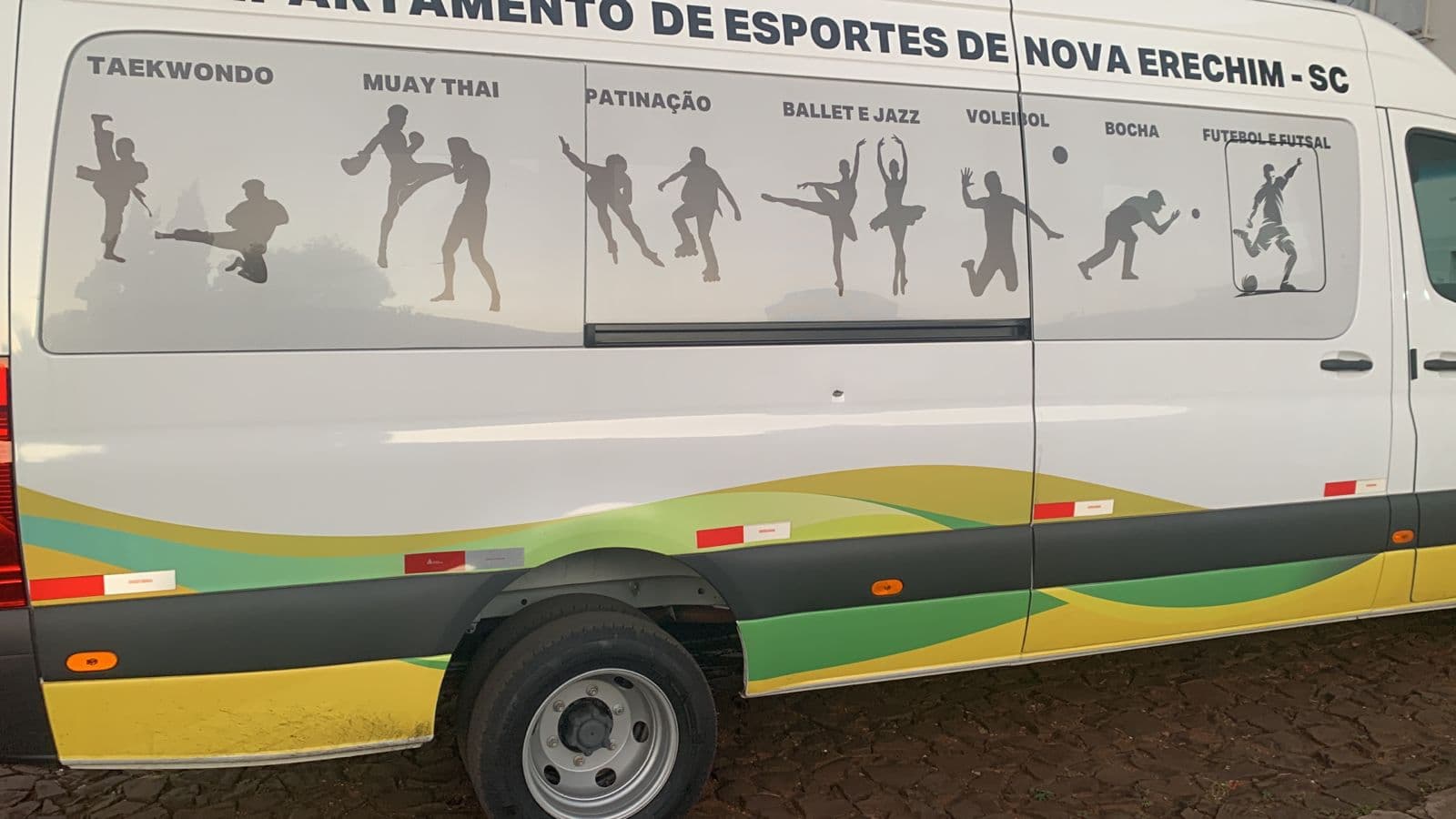 Carro foi atingido enquanto transitava pela BR-282 (Foto: Polícia Civil)