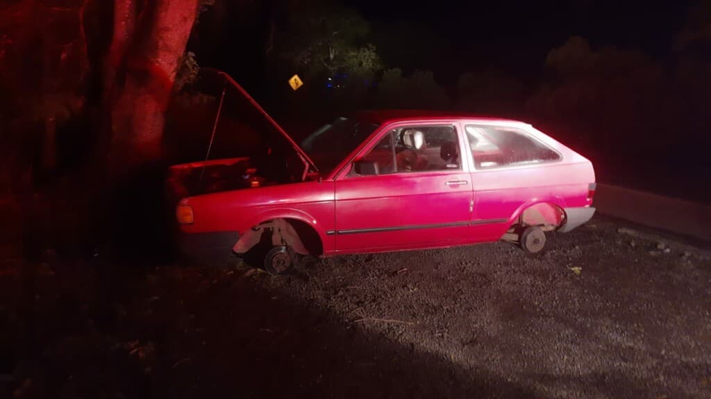 Carro estava abandonado (Foto: Polícia Militar)