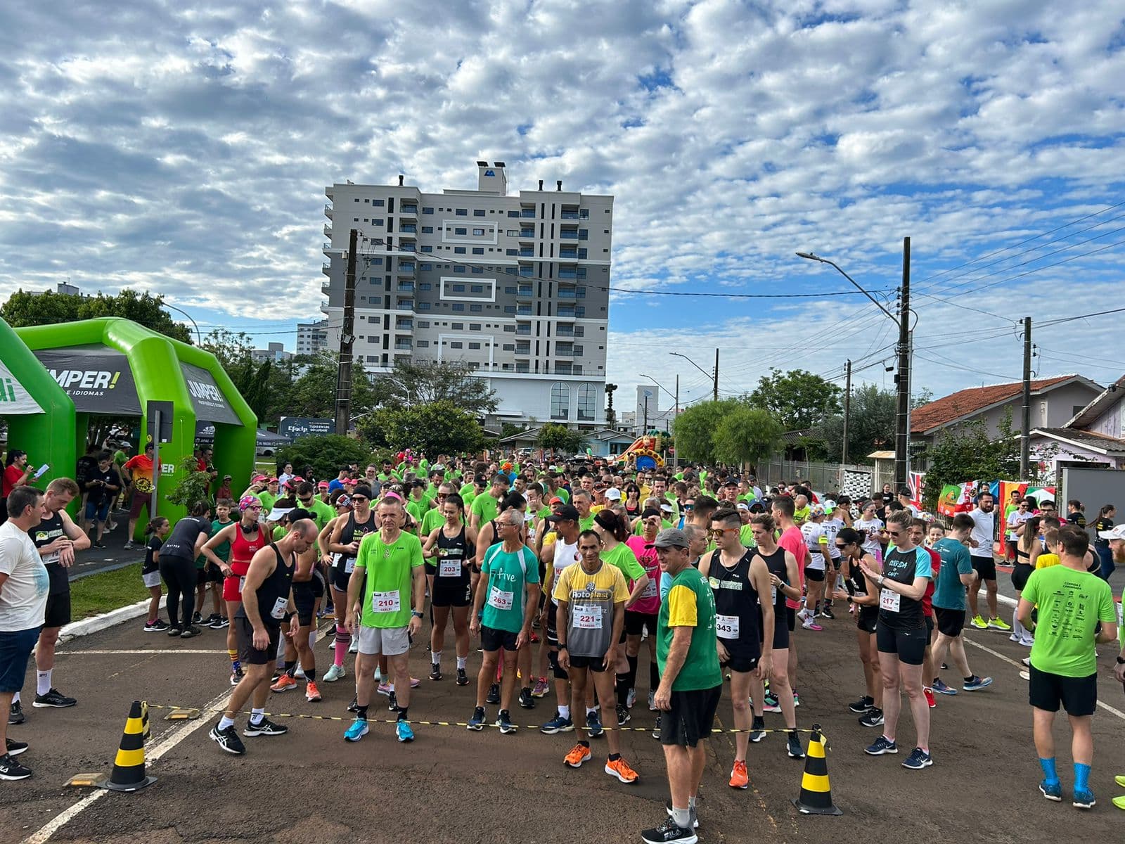 Corrida e Caminhada da Apae reúne centenas de pessoas em Pinhalzinho (Foto: Gilmar Bortese)