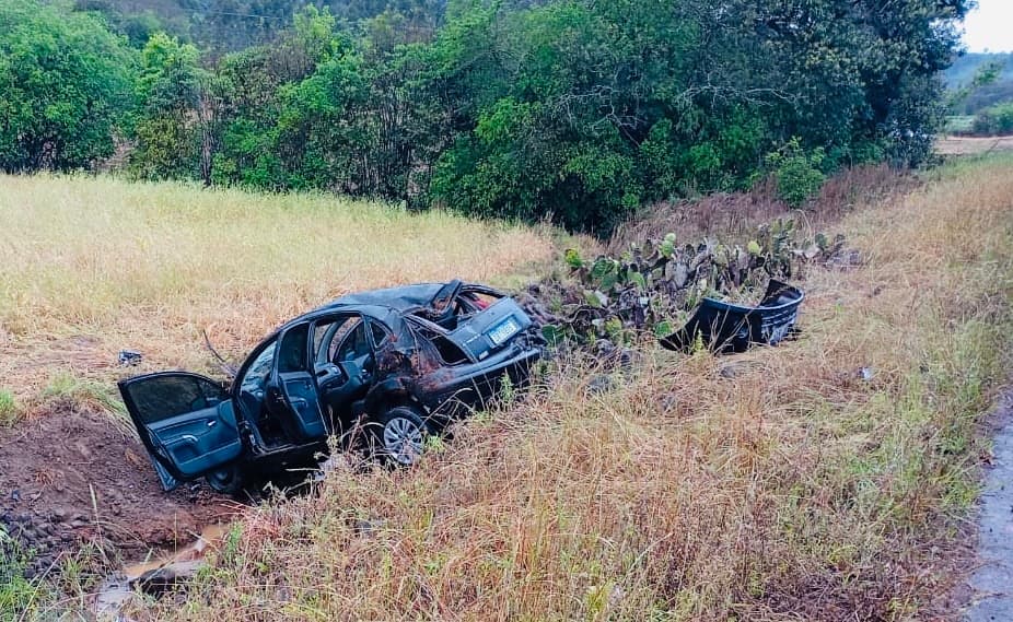 Carro teve grandes danos (Foto: Polícia Militar Rodoviária)