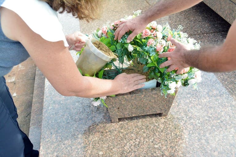 População cumpre recomendações e utiliza areia em vasos de flores levados ao cemitério no Dia de Finados (Foto: Divulgação )