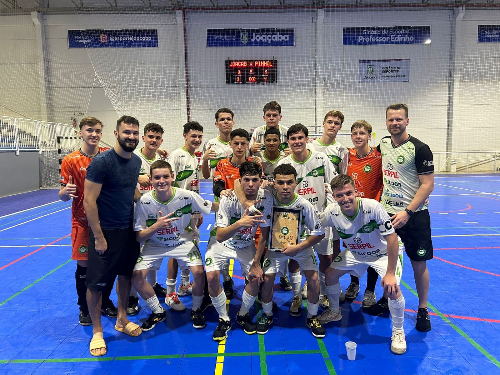 Renan Mantelli, ex-Pinhalense e atual atleta de Joaçaba esteve na arquibancada prestigiando o jogo (Foto: Divulgação)