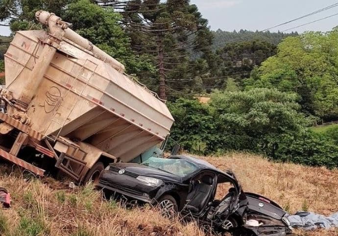 Caminhão e carro de passeio envolvidos no acidente (Foto: Divulgação)