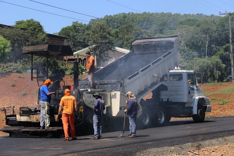 Prefeitura de Saudades asfalta novo trecho do interior (Foto: Prefeitura de Saudades)