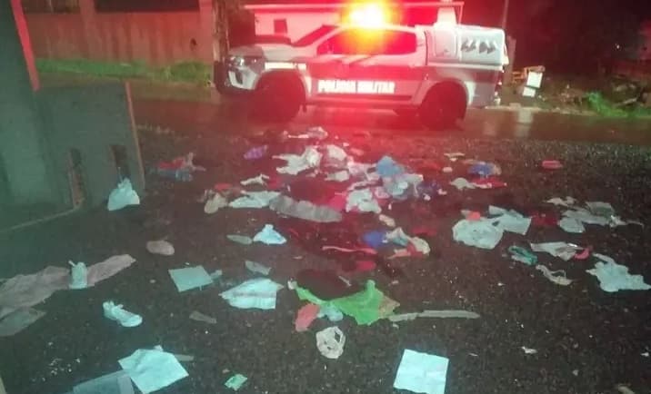 Roupas e objetos da mulher foram jogados no quintal (Foto: Polícia Militar)