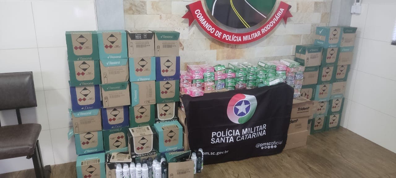 Mercadorias foram apreendidas e encaminhadas à Receita Federal (Foto: PMRv)