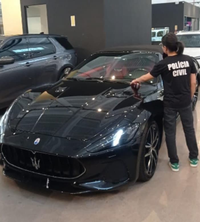 Automóvel italiano foi encontrado após informações de agentes do Oeste de SC (Foto: Polícia Civil)