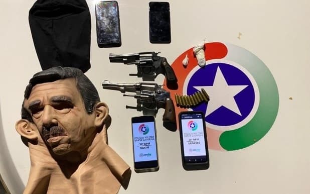 Máscara, armas e drogas foram apreendidas (Foto: Polícia Militar)