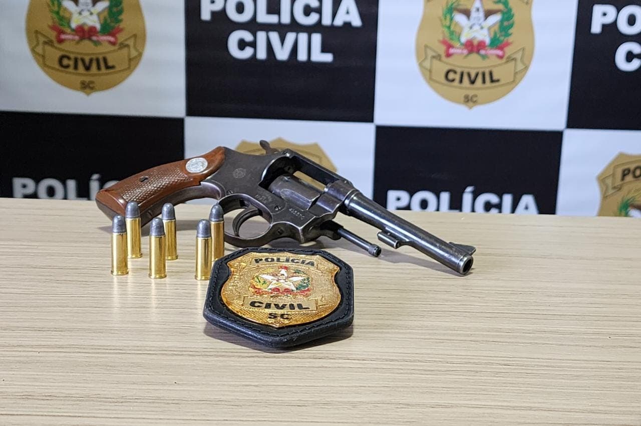 Arma foi apreendida (Foto: Polícia Civil)