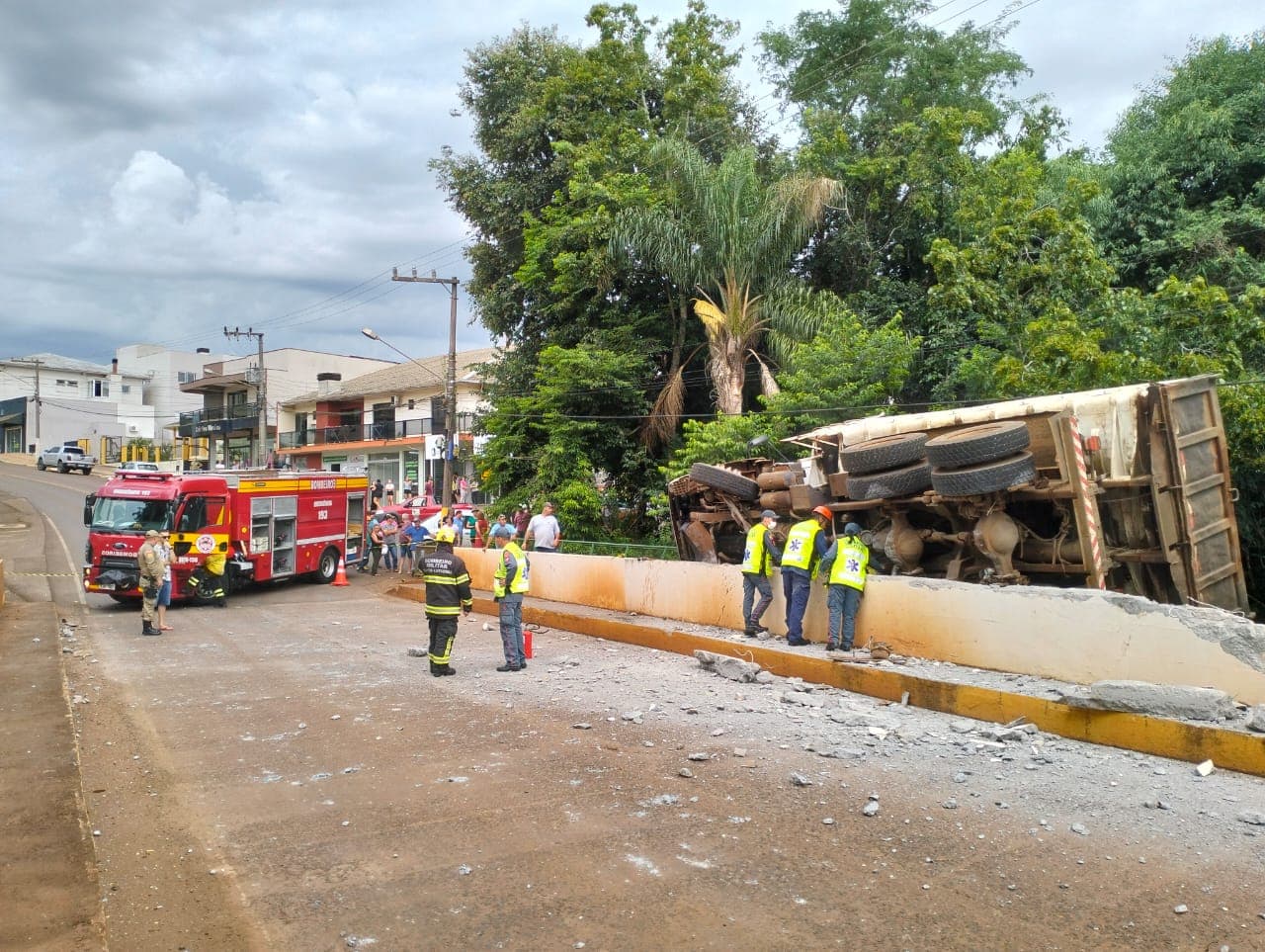 Caminhão descontrolado mata pedestre esmagado