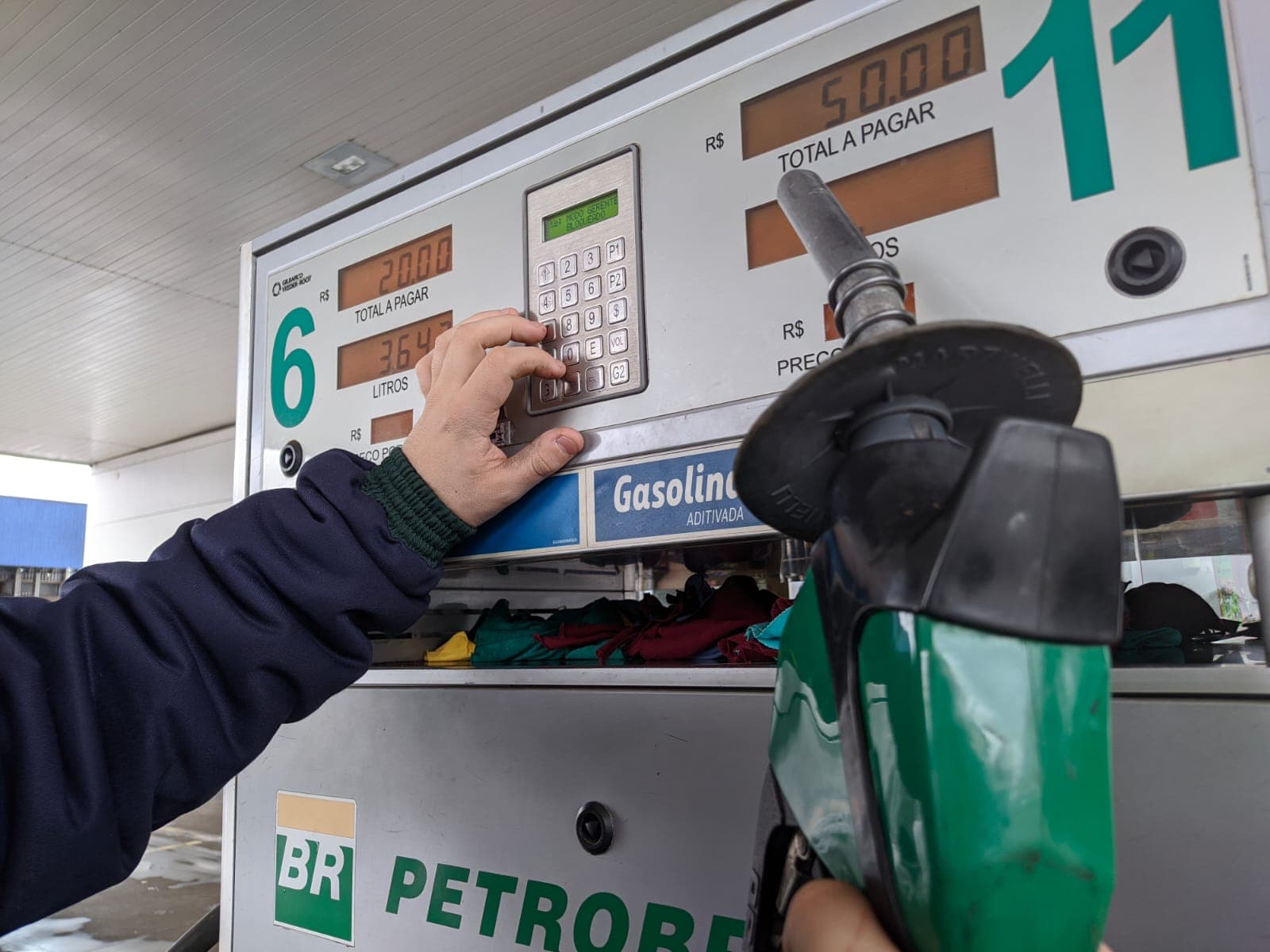 A última redução nos preços da gasolina havia sido no dia 16 de junho (Foto: Renan Ribeiro/RCO)