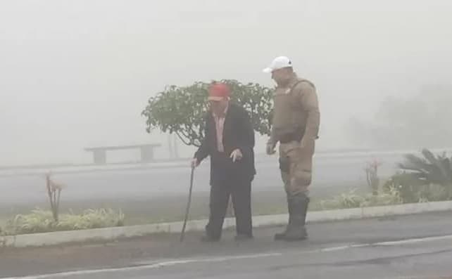 Idoso foi amparado por sargento, que se preocupou com a situação (Foto: Polícia Militar Rodoviária)