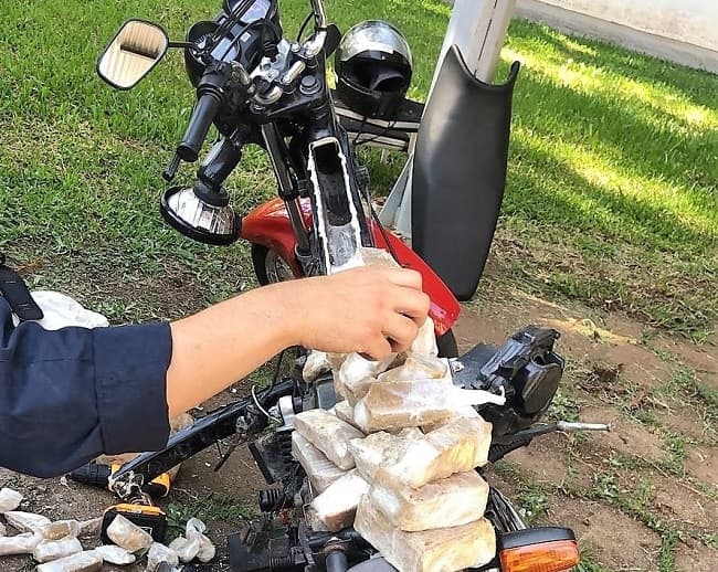 Agentes desmontaram moto (Foto: PRF)