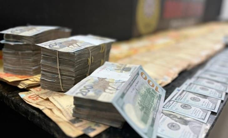 Valor que vinha do Paraguai terminou aprendido (Foto: Polícia Civil)