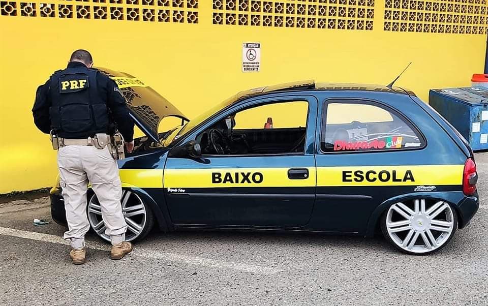 Frase "Baixo Escola" chamou a atenção (Foto: PRF)