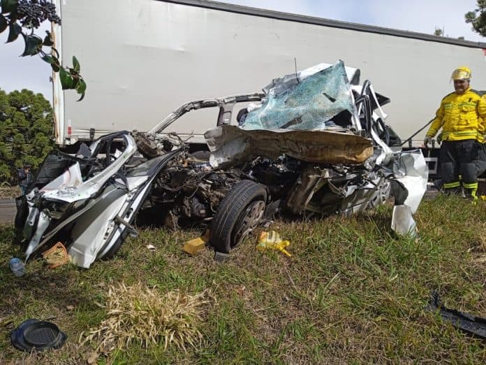 Carro ocupado pelas vítimas (Foto: Corpo de Bombeiros)