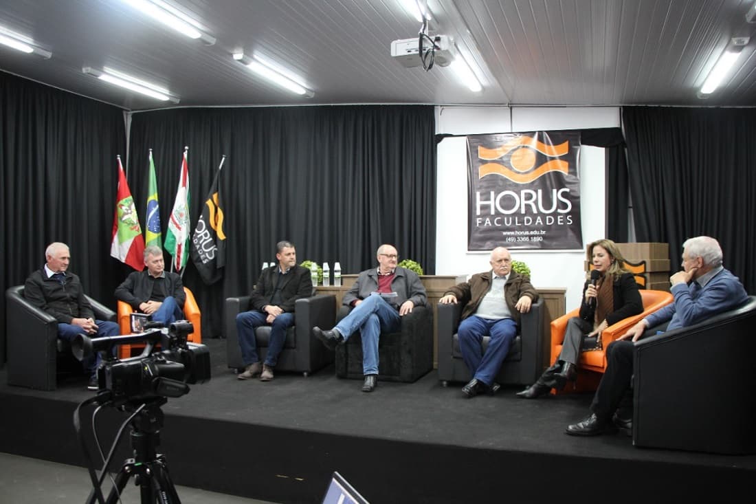 Debate na Horus Faculdade de Pinhalzinho (Foto: Fabiano Rambo)