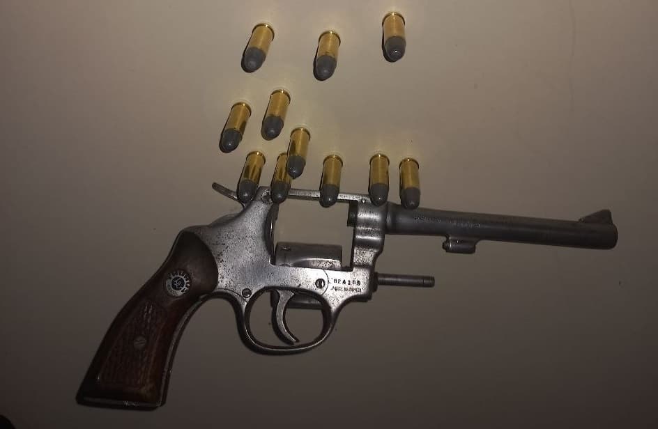Arma e munições foram entregues em destacamento (Foto: Polícia Militar)