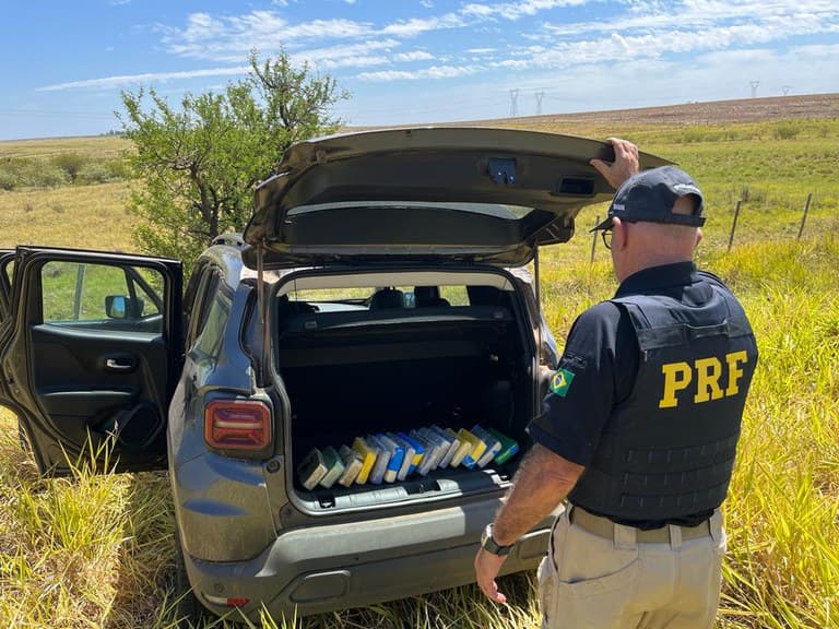 Carga milionária de drogas estava em Jeep Renegade (Foto: PRF)