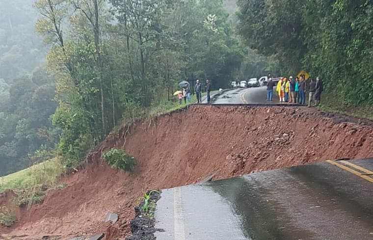Asfalto totalmente destruído no Paraná (Foto: Departamento de Estradas e Rodagem)