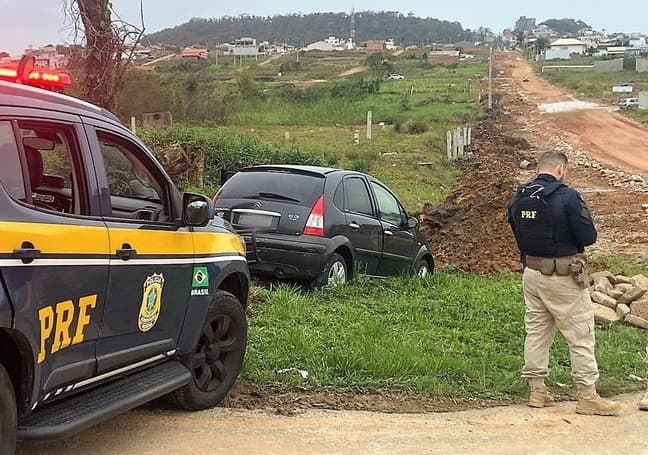 Veículo clonado encontrado em Santa Catarina (Foto: PRF)