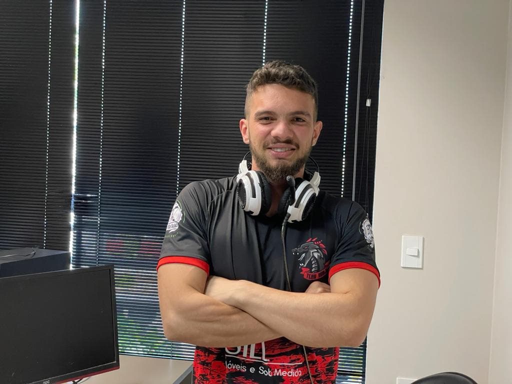 Samuel disputa campeonatos virtuais em casa (Foto: Henrique Paulo Koch)