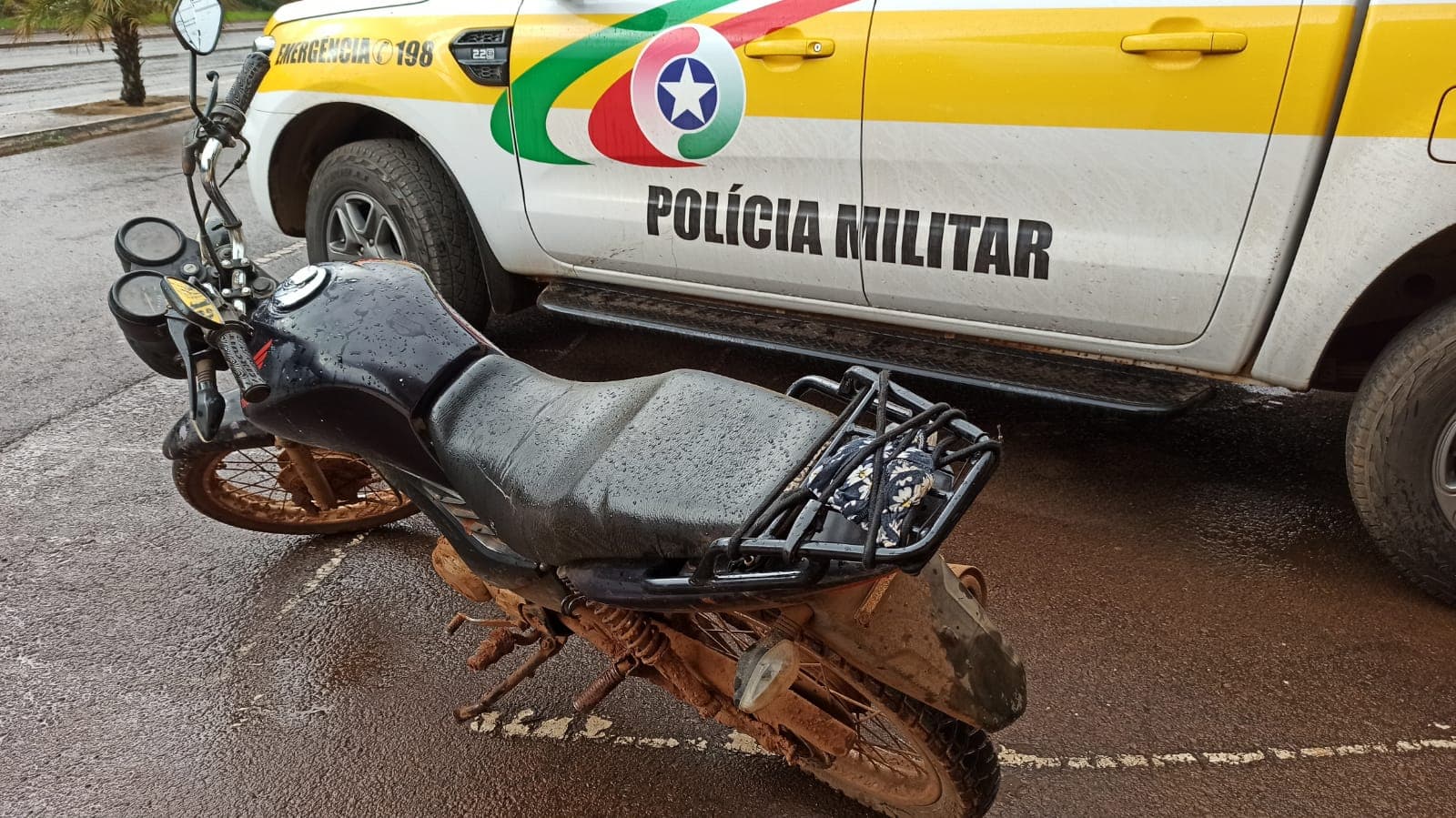 Motocicleta terminou no guincho (Foto: Polícia Militar Rodoviária)