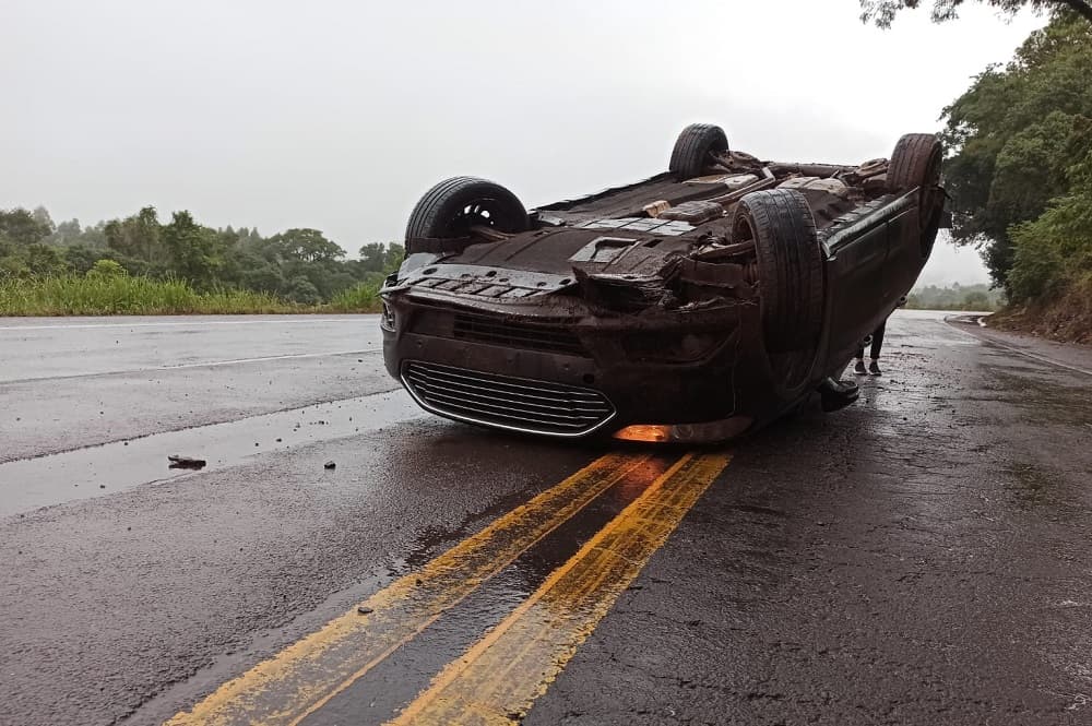 Veículo ficou capotado em rodovia (Foto: Gilmar Bortese)