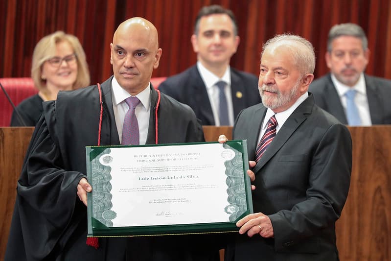 Lula recebe certificação do ministro Alexandre de Moraes (Foto: Alejandro Zambrana / TSE)