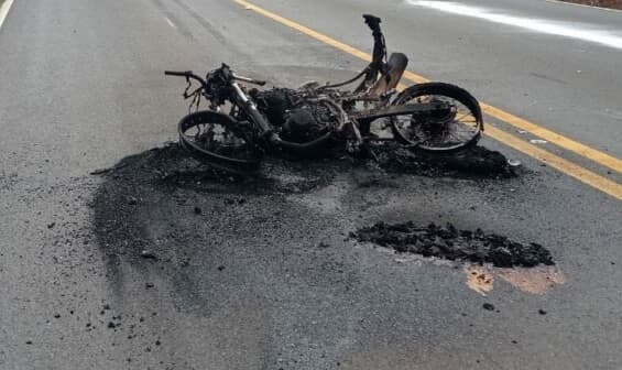 Motocicleta pegou fogo após colisão (Foto: PRF)