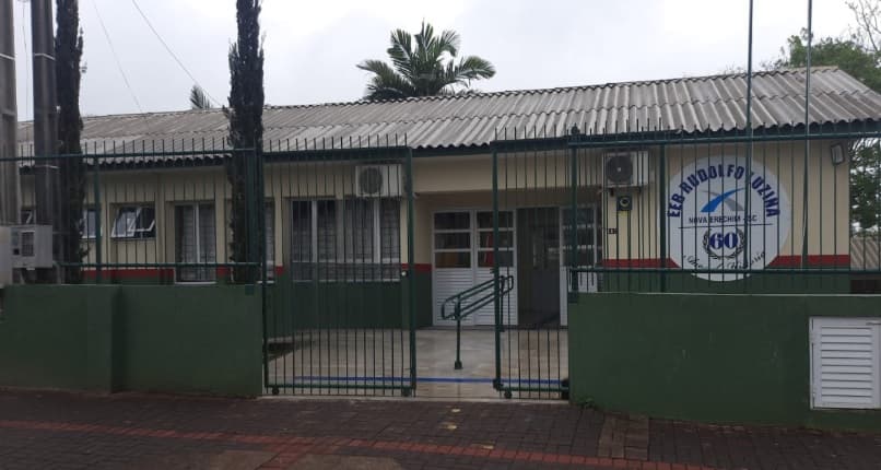 Entrada principal da escola após ser reformada (Foto: Gilmar Bortese)