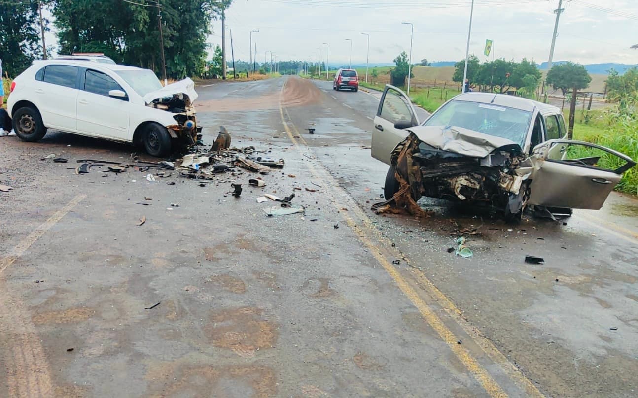Violenta batida em rodovia (Foto: Corpo de Bombeiros)