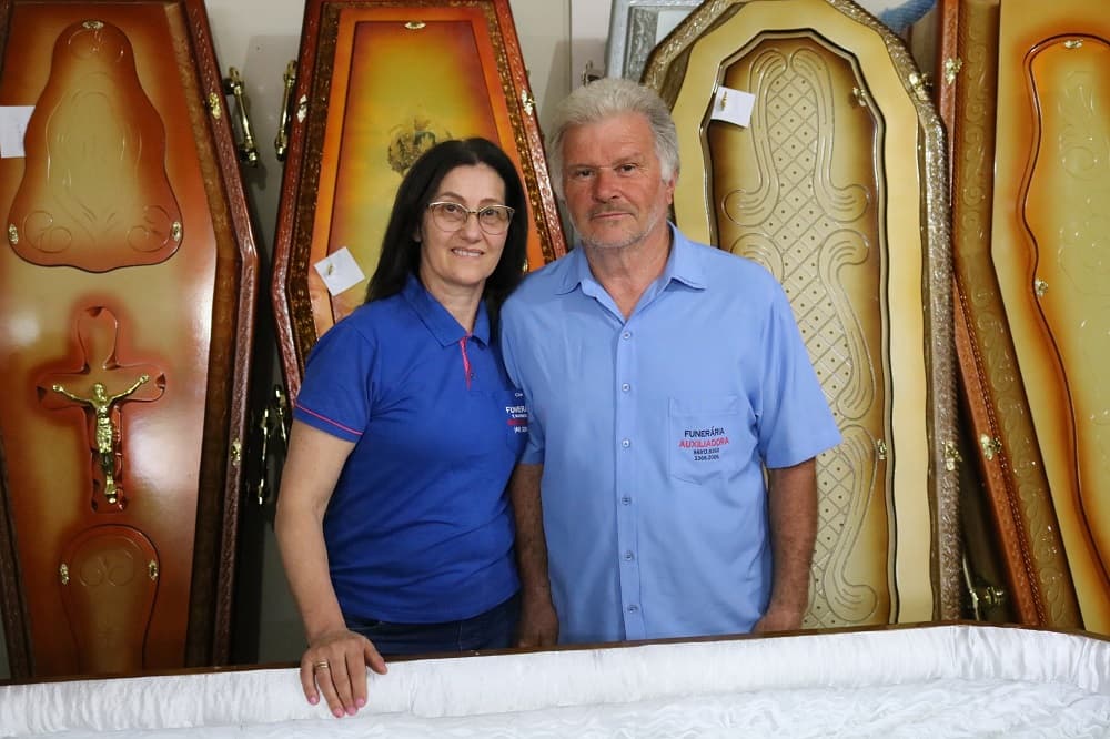 Casal presta serviços fúnebres com qualidade (Foto: Renan Ribeiro)