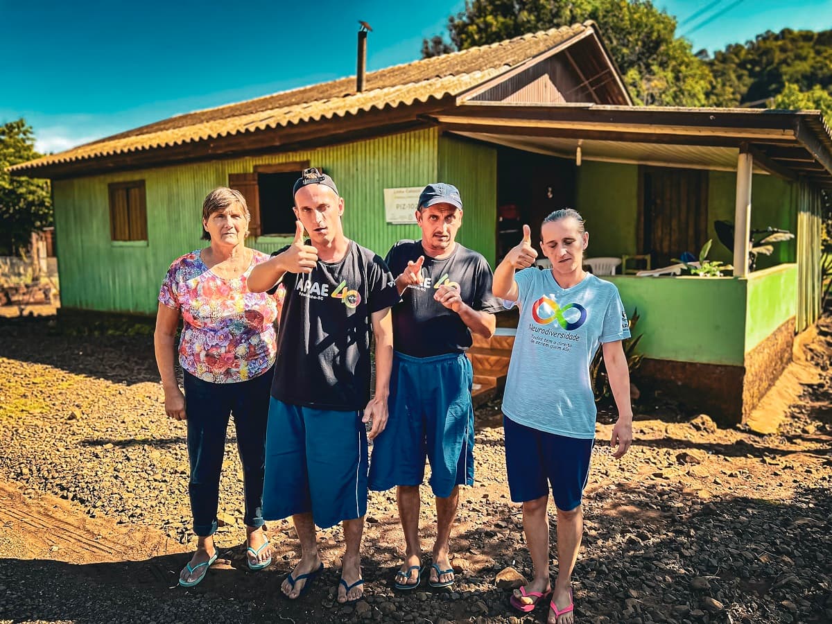 Família vive vida humilde no interior de Pinhalzinho (Foto: Renan Ribeiro)