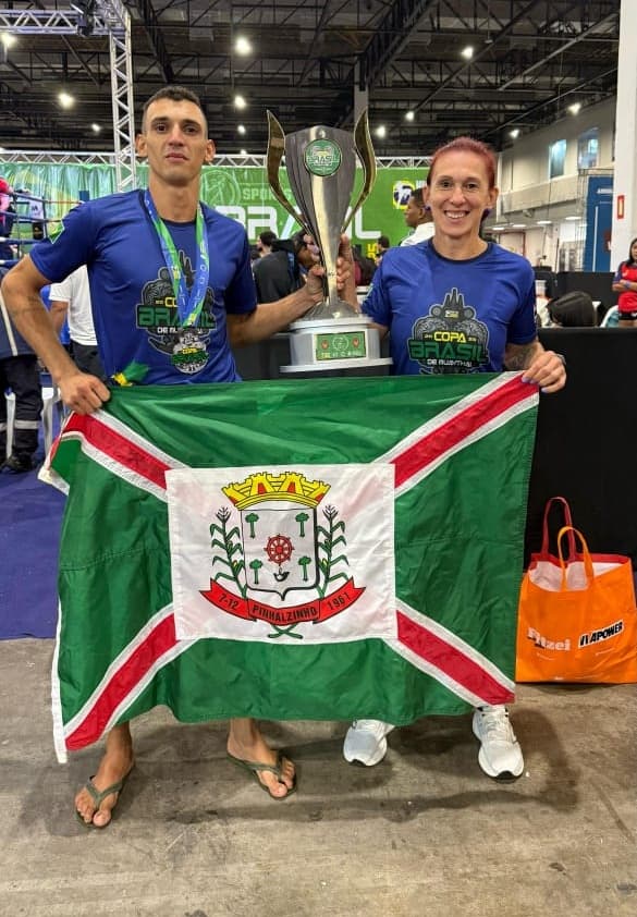 Fransua e sua professora Adriane comemorando a conquista (Foto: Divulgação)