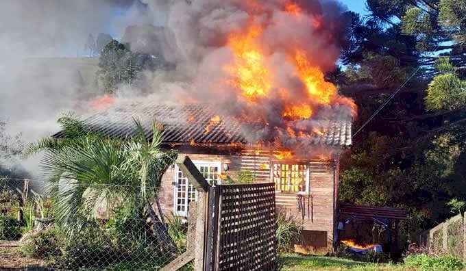 Residência pegou fogo em Santa Catarina (Foto: Polícia Militar Rodoviária)