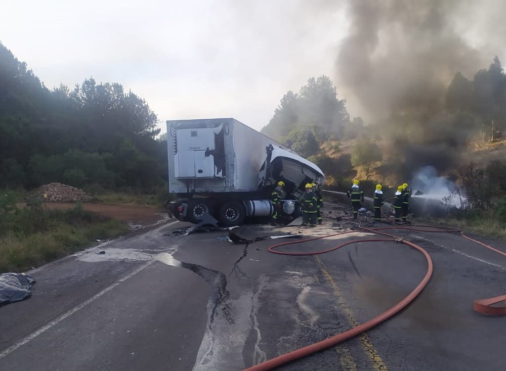 Momento do incêndio na carreta e caminhão-tanque (Foto: Polícia Rodoviária Federal)
