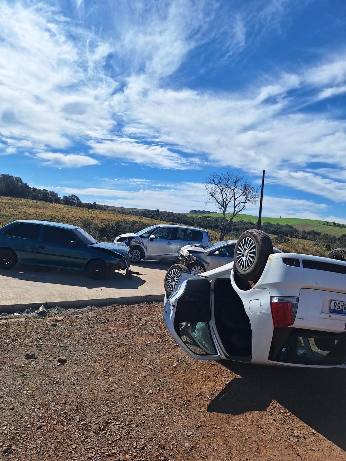 Cinco veículos se envolveram no acidente (Foto: PMRv)