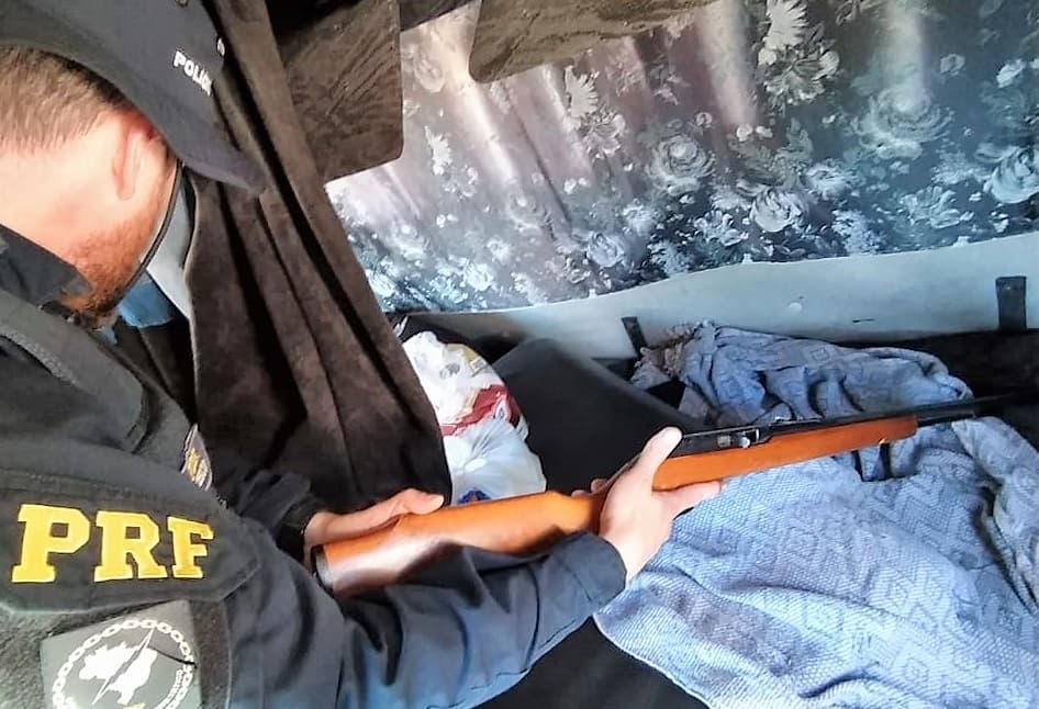 Arma estava em veículo (Foto: PRF)